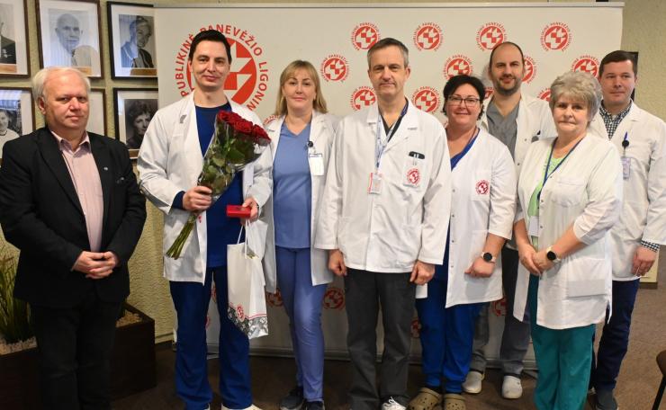 Respublikinės Panevėžio ligoninės bendruomenė pasveikino gydytoją Remigijų Mincę laimėjus garbingą titulą